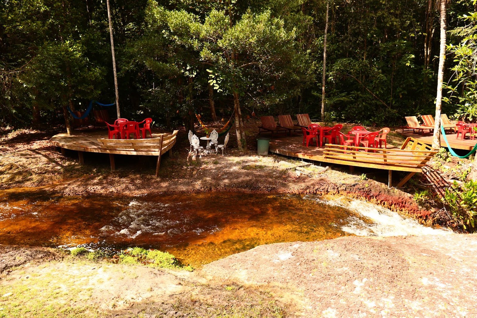 Área de cachoeira da pousada 4